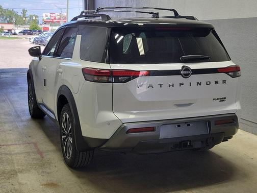 Everest White Pearl/Black 2026 Nissan Pathfinder Platinum
