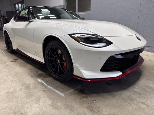 Pearl White Tricoat/Super Black 2027 Nissan Z NISMO