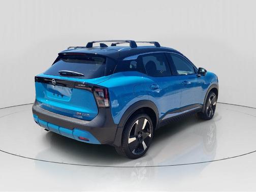 Arctic Ice Blue Metallic/Super Black 2026 Nissan Kicks SR