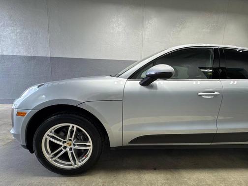Dolomite Silver Metallic 2021 Porsche Macan Macan