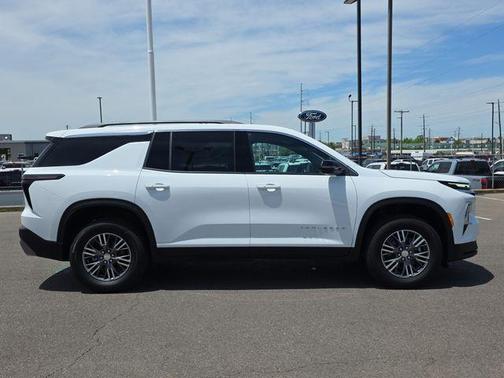 Summit White 2026 Chevrolet Traverse LT
