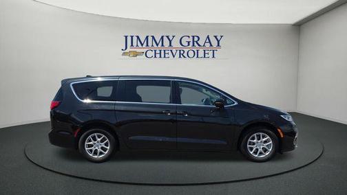 Brilliant Black Crystal Pearlcoat 2023 Chrysler Pacifica Touring-L