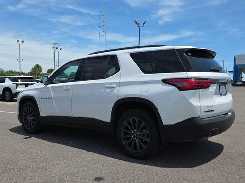 Iridescent Pearl Tricoat 2023 Chevrolet Traverse RS