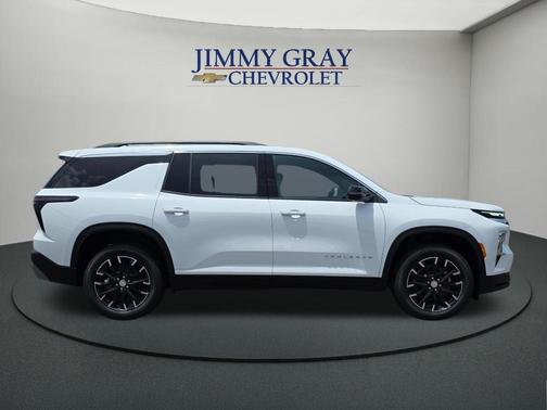 Summit White 2026 Chevrolet Traverse LT