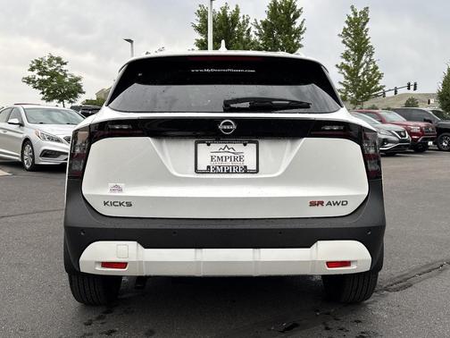 2025 Nissan Kicks SR