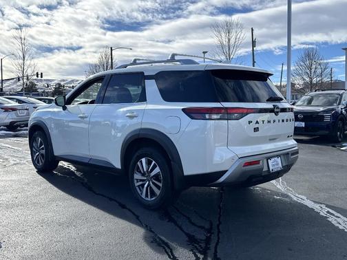 2024 Nissan Pathfinder SL