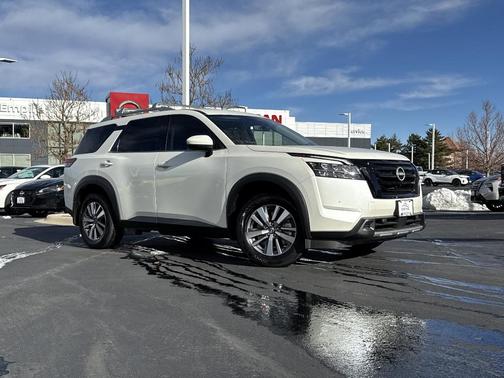 2024 Nissan Pathfinder SL