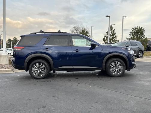 2025 Nissan Pathfinder SV