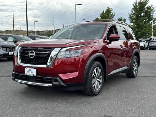2025 Nissan Pathfinder SL