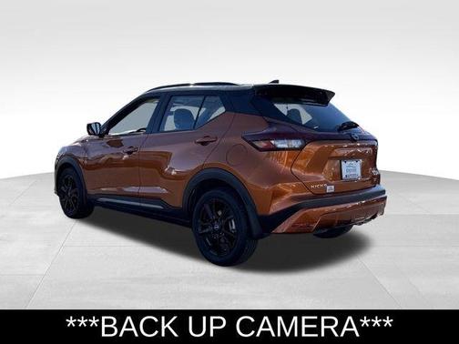 Monarch Orange / Super Black 2022 Nissan Kicks SR