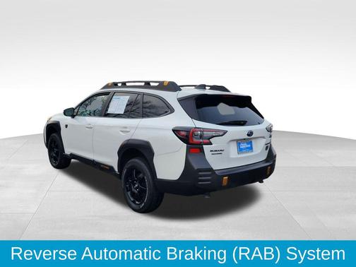 Crystal White Pearl 2022 Subaru Outback Wilderness