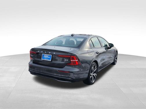 2024 Volvo S60 B5 Core Dark Theme