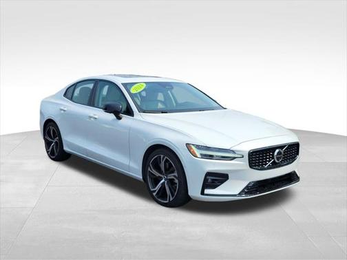 2024 Volvo S60 B5 Plus Dark Theme