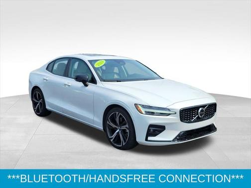 2024 Volvo S60 B5 Plus Dark Theme