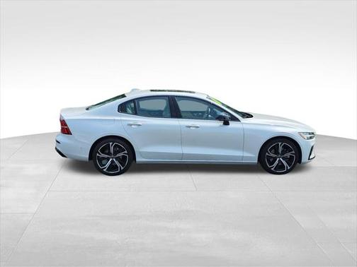 2024 Volvo S60 B5 Plus Dark Theme