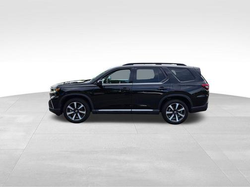 Crystal Black Pearl 2025 Honda Pilot Touring 8-Passenger