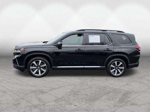 Crystal Black Pearl 2023 Honda Pilot Touring 8-Passenger