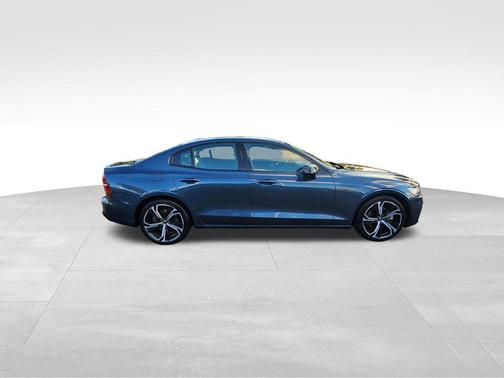 2024 Volvo S60 B5 Core Dark Theme
