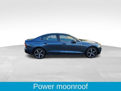 2024 Volvo S60 B5 Core Dark Theme