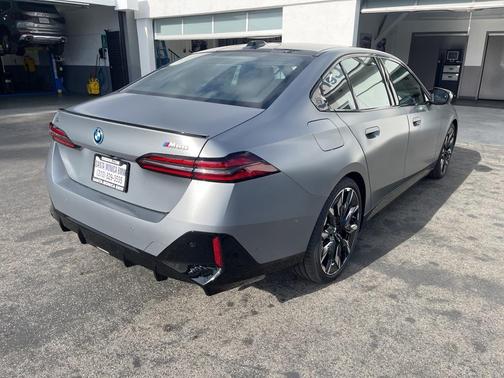 2025 BMW i5 M60