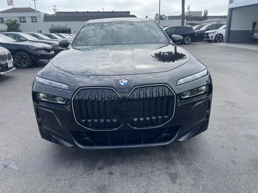 2025 BMW 740 i