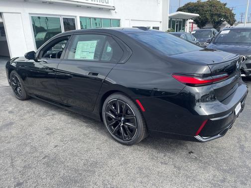 2025 BMW 740 i