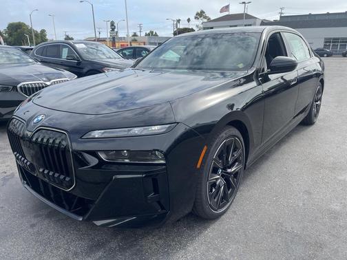 2025 BMW 740 i