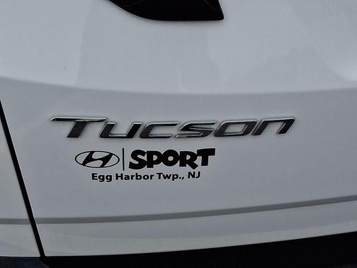 White Pearl 2024 Hyundai TUCSON SE