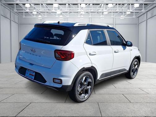 Lunar White w/Black Roof 2026 Hyundai VENUE SEL w/Two-Tone Roof
