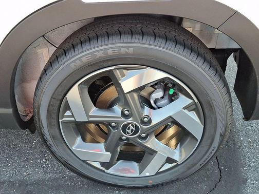 Lunar White w/Black Roof 2026 Hyundai VENUE SEL w/Two-Tone Roof