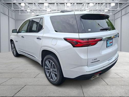 Iridescent Pearl Tricoat 2023 Chevrolet Traverse High Country