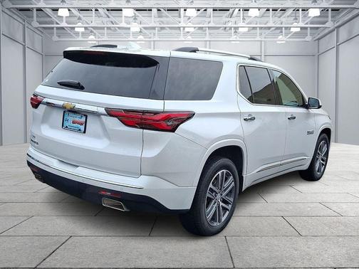 Iridescent Pearl Tricoat 2023 Chevrolet Traverse High Country