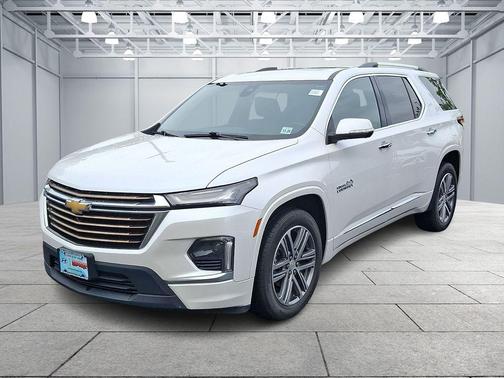 Iridescent Pearl Tricoat 2023 Chevrolet Traverse High Country