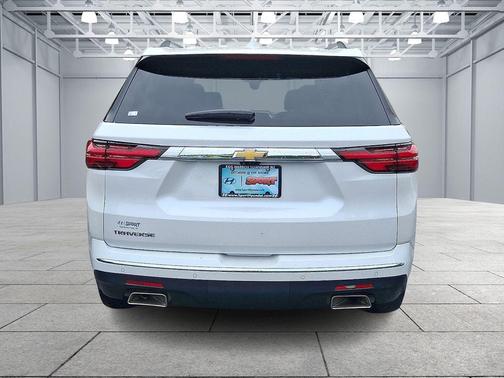 Iridescent Pearl Tricoat 2023 Chevrolet Traverse High Country