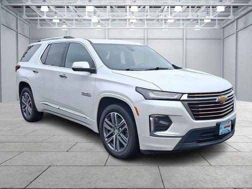 Iridescent Pearl Tricoat 2023 Chevrolet Traverse High Country