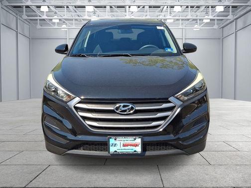 Black Noir Pearl 2017 Hyundai TUCSON SE