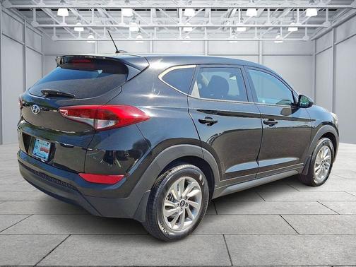 Black Noir Pearl 2017 Hyundai TUCSON SE