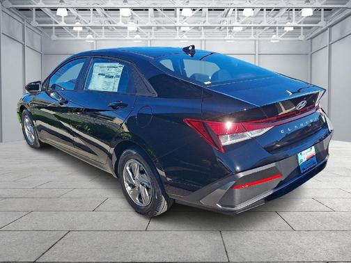 Abyss Black 2026 Hyundai ELANTRA SE