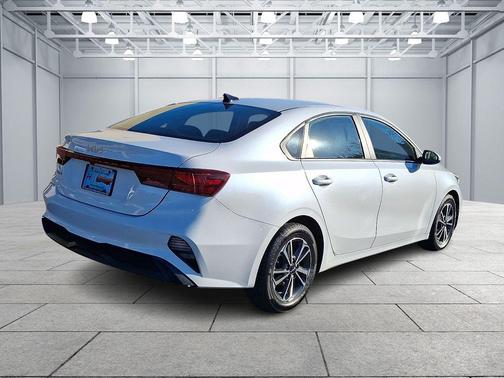 Snow White Pearl 2023 Kia Forte LXS