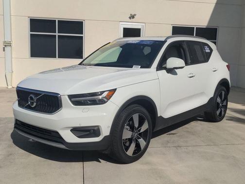 Ice White 2019 Volvo XC40 T5 Momentum