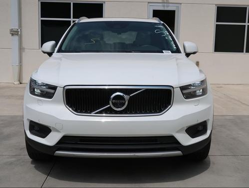 Ice White 2019 Volvo XC40 T5 Momentum
