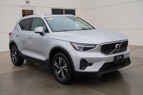 2025 Volvo XC40 B5 Core Bright Theme