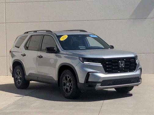 Lunar Silver Metallic 2025 Honda Pilot TrailSport