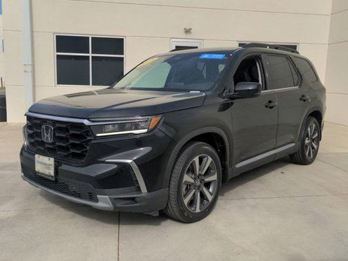 Crystal Black Pearl 2025 Honda Pilot Touring 8-Passenger