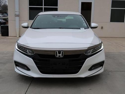 Photo 3 of 33 of 2018 Honda Accord Sport