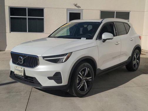 2025 Volvo XC40 B5 Core Bright Theme