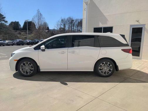 Platinum White Pearl 2026 Honda Odyssey Touring