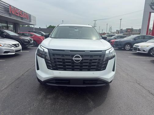 Everest White Pearl Tricoat 2026 Nissan Pathfinder SV