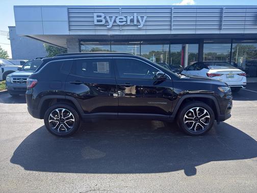 Diamond Black Crystal Pearlcoat 2023 Jeep Compass Limited