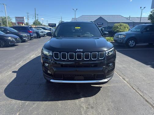 Diamond Black Crystal Pearlcoat 2023 Jeep Compass Limited